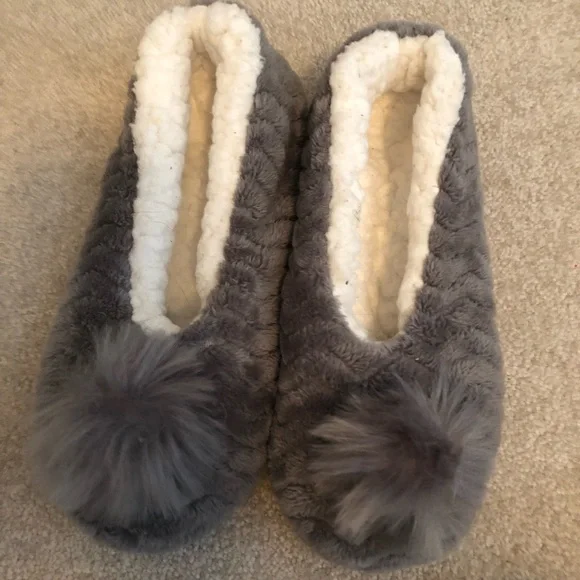Free fuzzy slippers if bundled with another non-free item - Picture 3 of 6